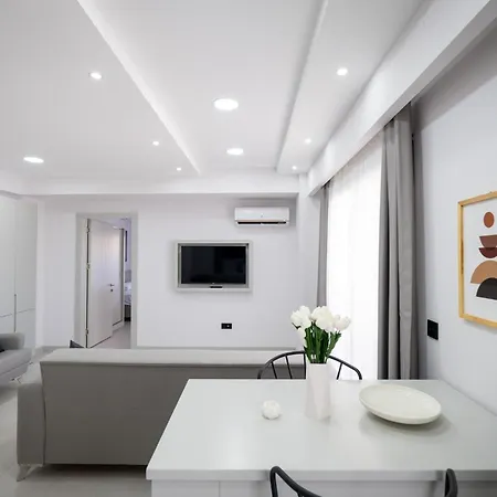 Ayayorgi Cesme, 2-1 Suit Lejlighed